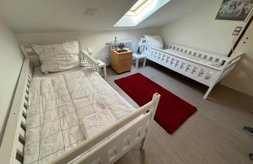 Misburg - Nord House | Helles Privatzimmer mit Gemeinschaftsküche und-bad