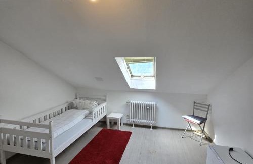 Misburg - Nord House | Helles Privatzimmer mit Gemeinschaftsküche und-bad