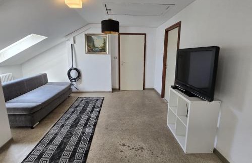 Misburg - Nord House | Helles Privatzimmer mit Gemeinschaftsküche und-bad