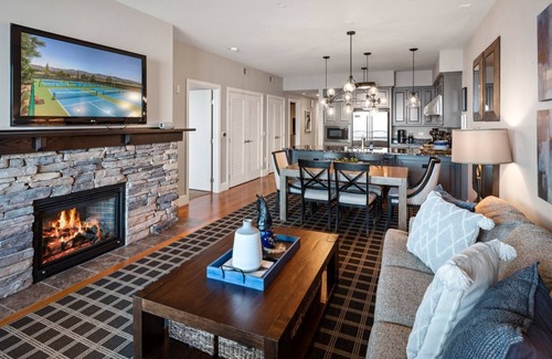 Sandpoint Condo | Hello Gorgeous! Luxury Waterfront condo w/heated pool, hot tub, spa