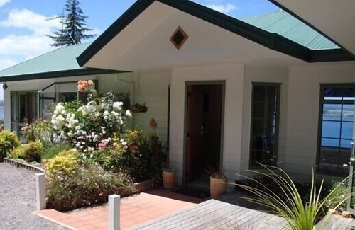 Acacia Bay House | Hello House - Acacia Bay Holiday Home