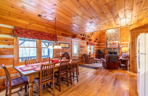 Boone Cabin | Hemlock Hideaway - Between Boone and Blowing Rock, Fire pit, Hot Tub, Tranquil Community