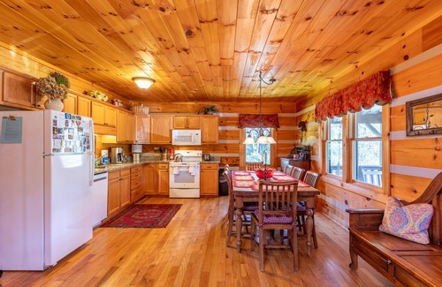 Boone Cabin | Hemlock Hideaway - Between Boone and Blowing Rock, Fire pit, Hot Tub, Tranquil Community