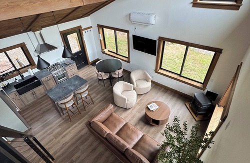 Otego Cabin | Hemlock Hideaway – Luxury Cabin - Romantic & Remote Getaway in Upstate, NY
