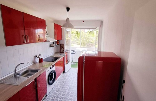 Hendaye Apartment | Hendaye beach at 5mn walking distance. Belle Résidence Basque. parking and wifi.