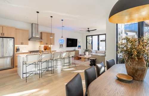 Bouldin House | Henley by AvantStay | Plunge Pool, Incredible Patio & Guest House!
