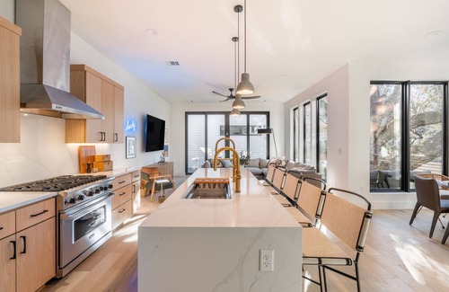 Bouldin House | Henley by AvantStay | Plunge Pool, Incredible Patio & Guest House!