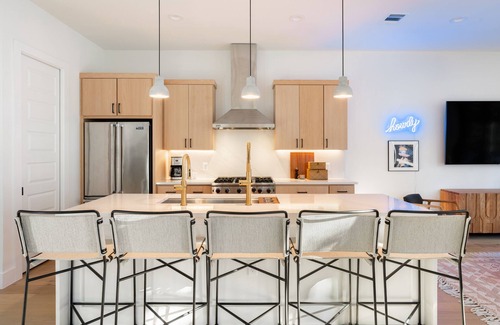 Bouldin House | Henley by AvantStay | Plunge Pool, Incredible Patio & Guest House!