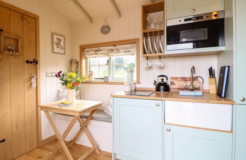 Redmile Cottage | HERBIE'S SHEPHERDS HUT, character holiday cottage in Redmile