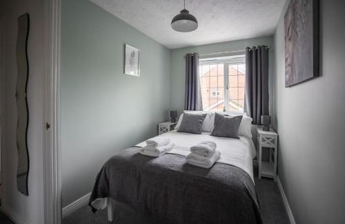 Hereford House | Hereford - Woodpecker House - Comfortable Modern House Located in South Hereford - Sleeps 6 - Perfect for Accessing Hereford Enterprise Zone in Rotherwas - Hosted By RENTMYHOUSE