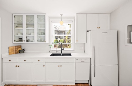 South Central House | Heritage Cottage, Walkable Location, Beach Access
