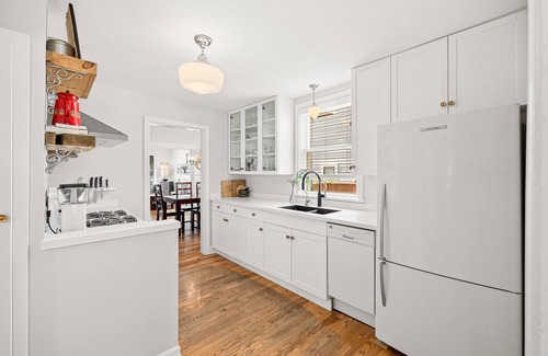 South Central House | Heritage Cottage, Walkable Location, Beach Access