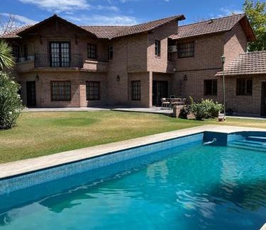 Chacras de Coria House | Hermosa Casa 14 pax Piscina Futbol 5 Chacras