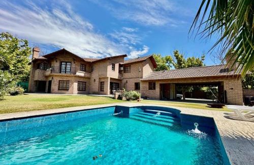 Chacras de Coria House | Hermosa Casa 14 pax Piscina Futbol 5 Chacras