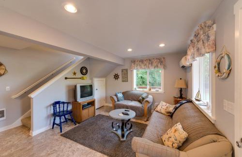 Lakebay House | Herron Island Cabin with Deck Walk to Beach!