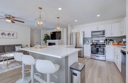Willow Run House | Hestia: 5BR/3BA | Sleeps 12 Near Domain