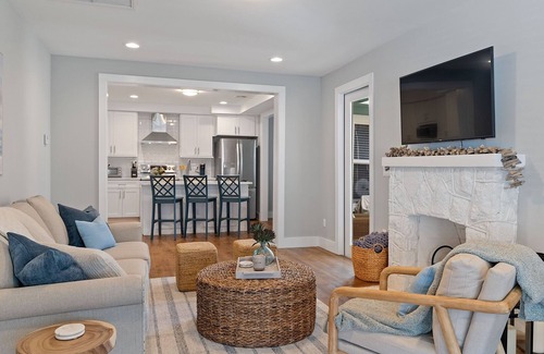Parrot Cove House | Hibiscus Housen2/2 walking distance to the beach and Lake Ave