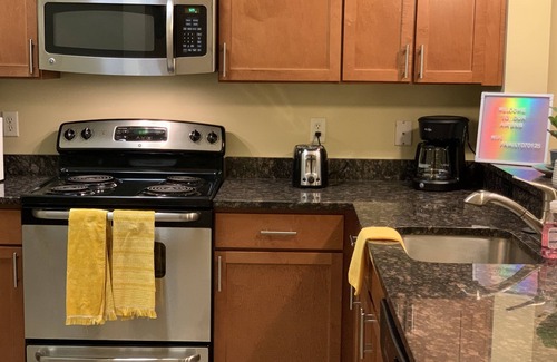Fentress Apartment | "Hidden Gem overlooking "Coffee Shop" 20 mins from Beach-Pet Friendly