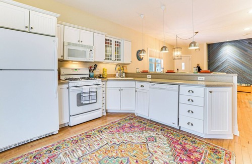Charlevoix House | Hidden Gem: Steps to Lake Michigan & Downtown!