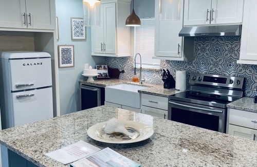 Galveston Cottage | Hidden Gem "Yellow Door Cabana"