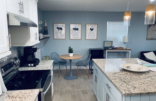 Galveston Cottage | Hidden Gem "Yellow Door Cabana"