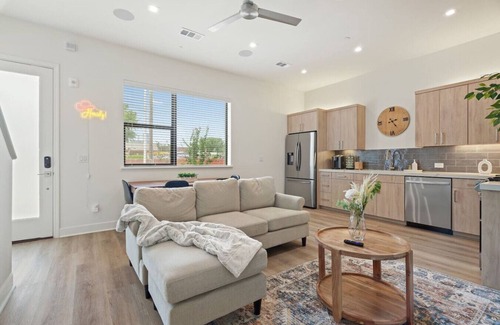 Cedars Apartment | Hidden Luxury Oasis in Downtown Dallas w/Parking