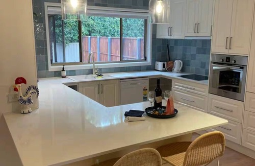 Portarlington House | Hidden Villa - a stylish retreat very close the beach & shops