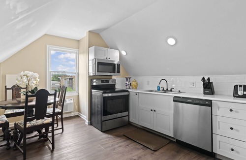 Springfield Apartment | Hideaway in the Eaves | Historic Charm & Modern Comfort | Walkable Location