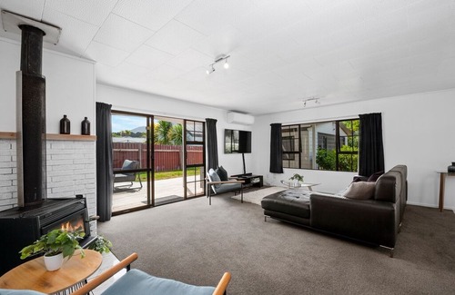 Richmond Heights House | Hideaway on Hyde - Taupo Holiday Home