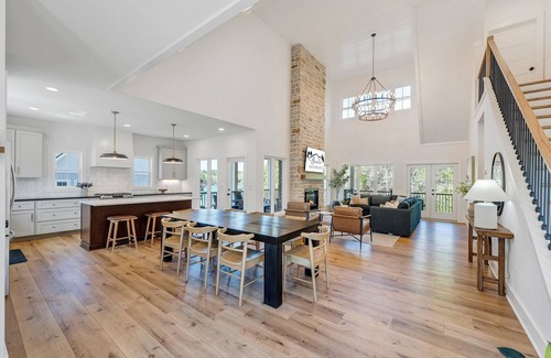 Moneta House | Hideaway Ridge, Lakefront NEW Luxury w/7-Bedrooms + Heated Salt Pool, Covered Decks, Hot Tub & Dock
