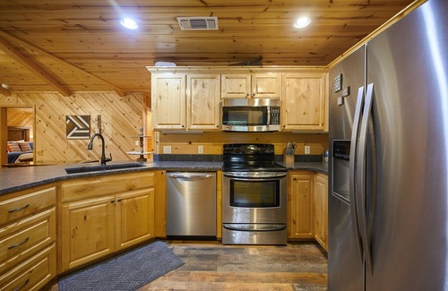 Broken Bow Cabin | Hideaway ~ riverfront with pool, game room, hot tub and kayaks that sleeps 10