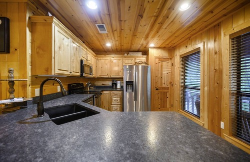 Broken Bow Cabin | Hideaway ~ riverfront with pool, game room, hot tub and kayaks that sleeps 10