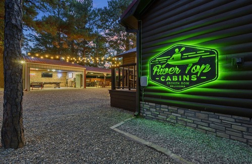 Broken Bow Cabin | Hideaway ~ riverfront with pool, game room, hot tub and kayaks that sleeps 10