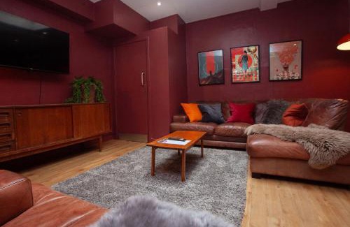 Butetown House | higgihaus #107 Sleeps up to 22 Hens Stags Rugby