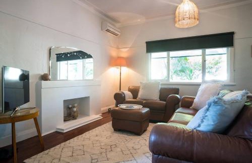 Margaret River House | Higgins Hideaway - Central Cottage with Garden Oasis