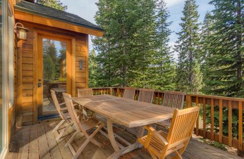 Truckee House | High Altitude at Tahoe Donner - Huge 4 BR with Private Hot Tub, Pool Table, Ping Pong, HOA Amenities