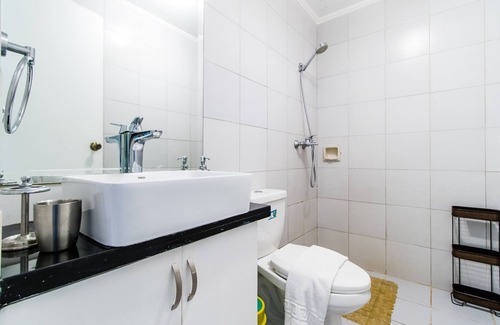Salcedo Village Apartment | High End Big 2BR Free Parking/Fiber WiFi