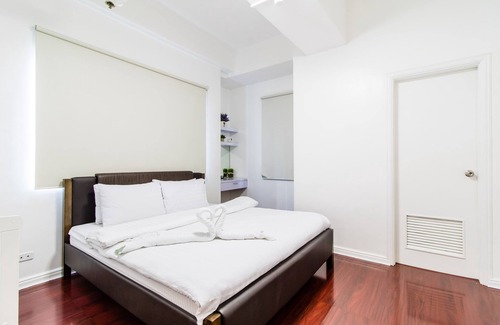 Salcedo Village Apartment | High End Big 2BR Free Parking/Fiber WiFi