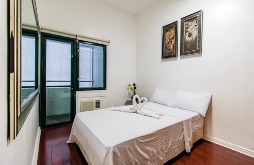 Salcedo Village Apartment | High End Big 2BR Free Parking/Fiber WiFi