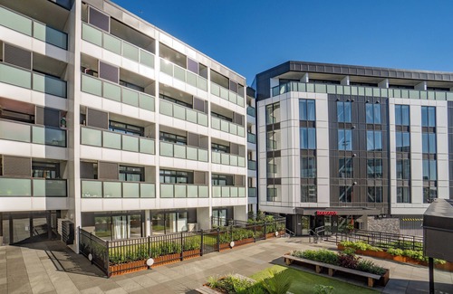 Epsom Apartment | High End Centrally located apartment with carpark