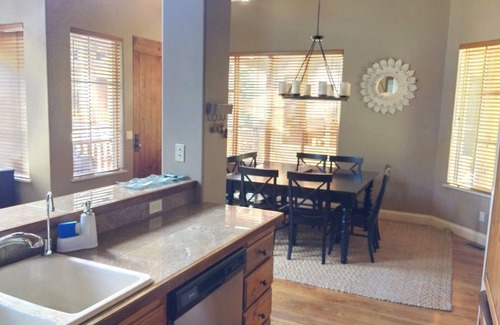 Ketchum Condo | High-end Condo In the Heart Of Sun Valley - Walk To Skiing , Town, Biking + Golf