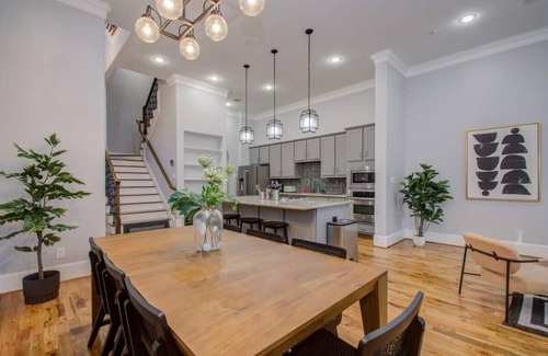 Washington Ave./ Memorial Park House | High End In The Center - Mins to Downtown w Pool