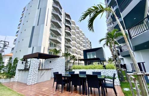 Kram Condo | High floor Studio pool view, walking distrance to the beach