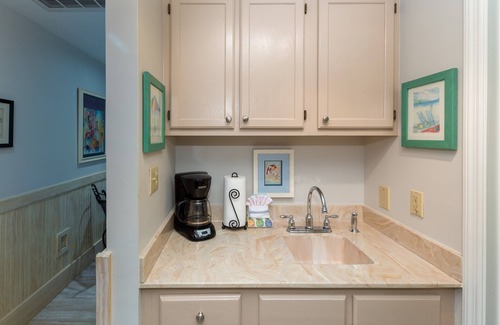 Isle of Palms Condo | High Life on IOP Studio + Sleeper,1 blk to beach,