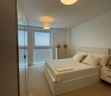 London City Centre House | High Rise En-suite Room With Gym And Free Parking in Royal Docks Excel E16 London