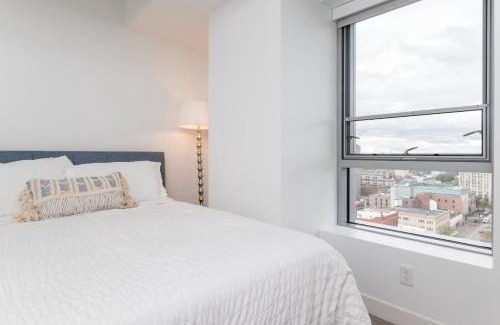 Central Square Apartment | High Rise Retreat w City Skyline Views Shared Gym
