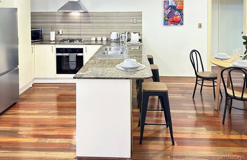 Fremantle House | High Street Retreat, Clean and Spacious, 4 Beds 3 Brms, 2 Car Auto-garage