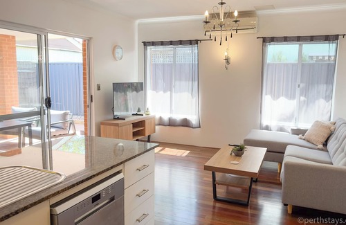 Fremantle House | High Street Retreat, Clean and Spacious, 4 Beds 3 Brms, 2 Car Auto-garage
