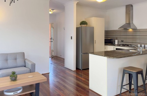 Fremantle House | High Street Retreat, Clean and Spacious, 4 Beds 3 Brms, 2 Car Auto-garage