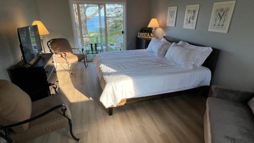 Camden Hotel | High Tide Inn on the Ocean, Motel and Cottages